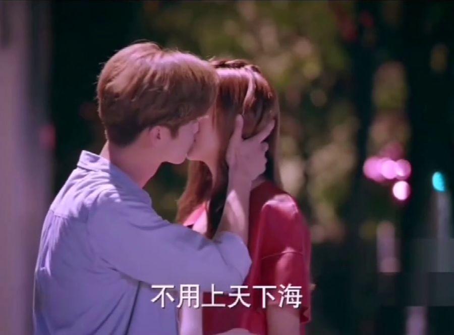 花群中的女孩
