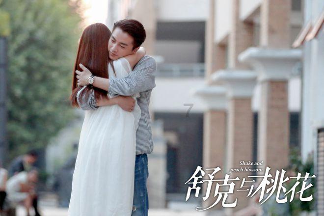 小姐姐喜欢运动风的新宠来了，运动背心搭健美裤，迷人锁骨真吸睛